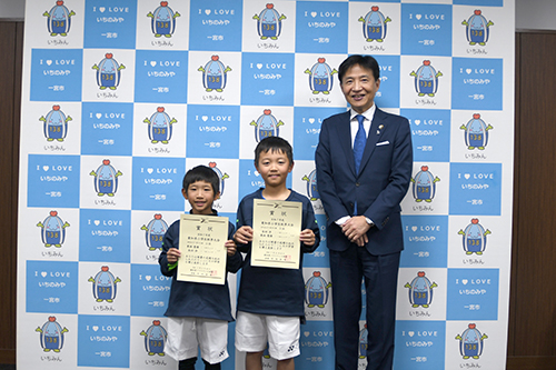 記念撮影の様子の写真