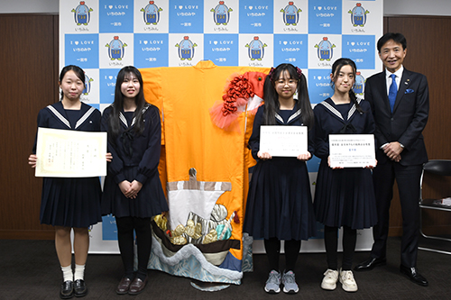 記念撮影の様子の写真