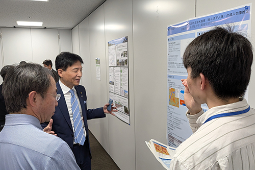 市長が記念撮影している写真