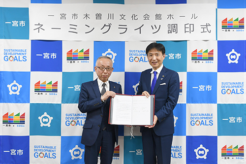 市長が記念撮影している写真