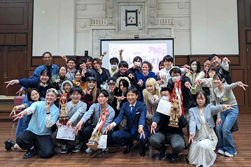 市長が記念撮影している写真