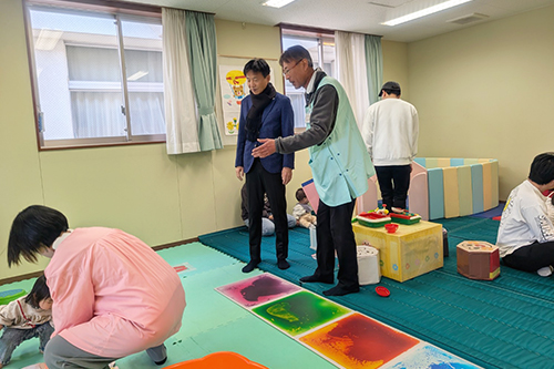 市長が視察している写真