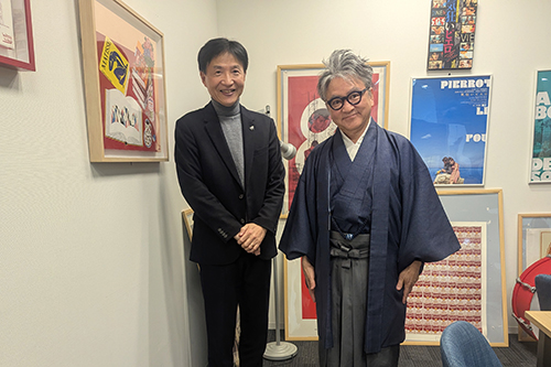 市長が記念撮影している写真