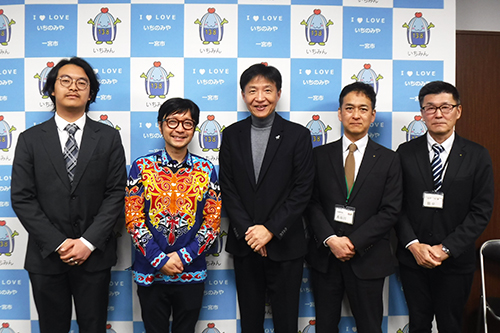 市長が記念撮影している写真