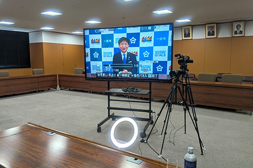 市長がビデオメッセージを収録している写真
