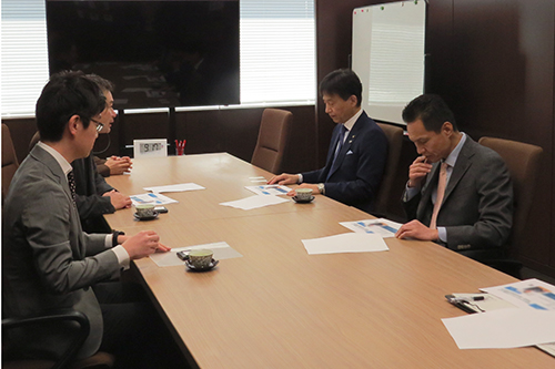 市長が説明を受けている写真