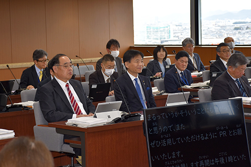 市長が経済教育委員会に出席している写真