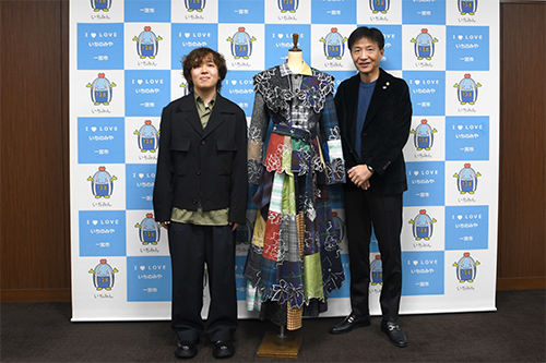 市長が記念撮影している写真