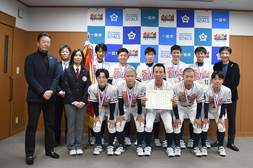 市長が記念撮影している写真