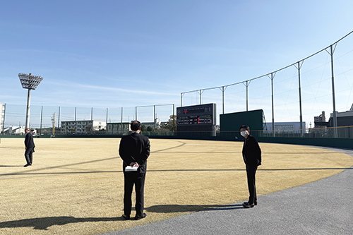 市長が視察している写真