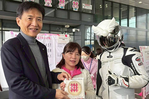 市長が記念撮影している写真