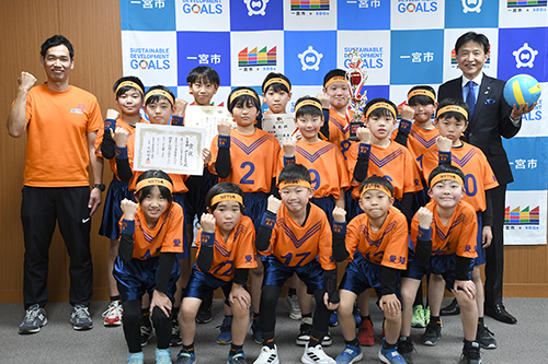 市長が記念撮影している写真