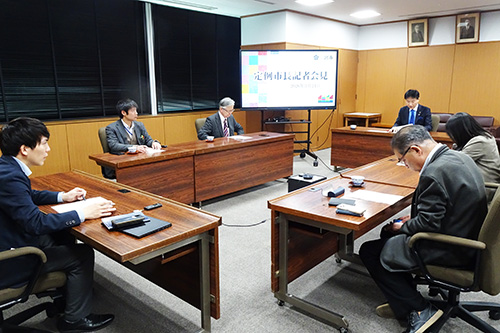 市長が記念撮影している写真