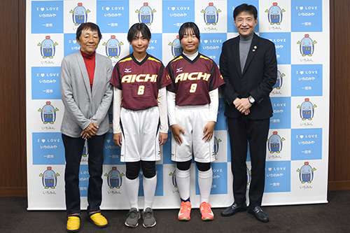 市長が記念撮影している写真