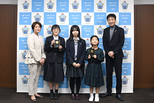 市長が記念撮影している写真