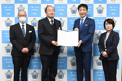 市長が記念撮影している写真