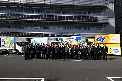 市長が記念撮影している写真