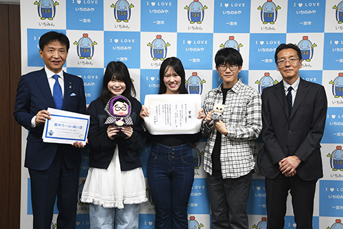 市長が記念撮影している写真