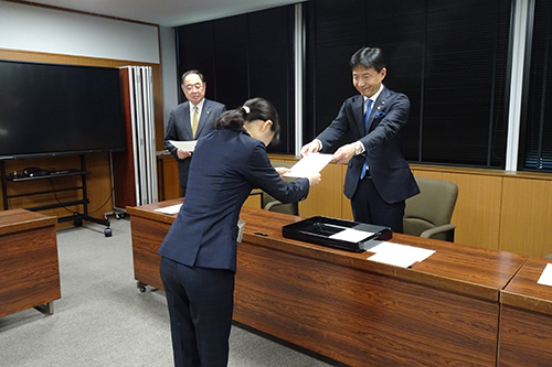 市長が辞令交付している写真