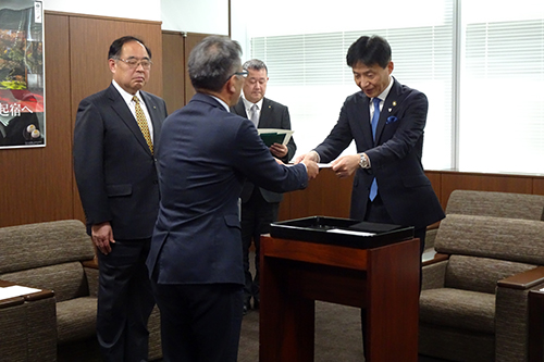 市長が辞令交付している写真