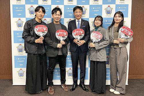 市長が記念撮影している写真