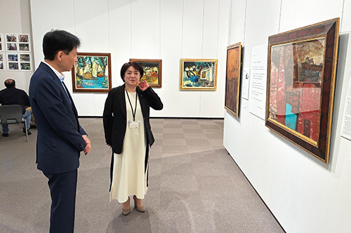 市長が鑑賞している写真