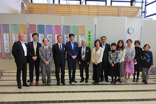 市長が鑑賞している写真