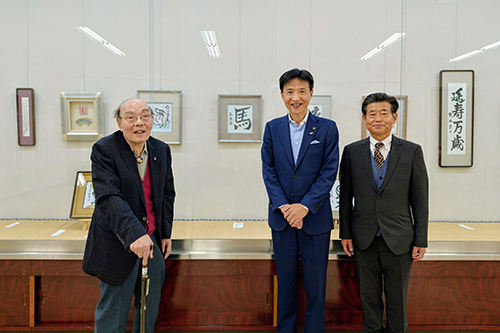 市長が鑑賞している写真