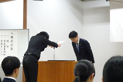 市長が辞令交付している写真