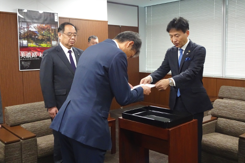 市長が辞令交付している写真