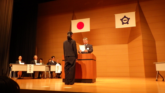 教育長から辞令伝達