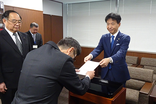 市長が辞令交付している写真