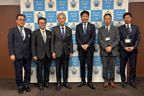 市長が記念撮影している写真