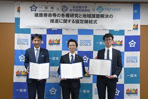 市長が記念撮影している写真