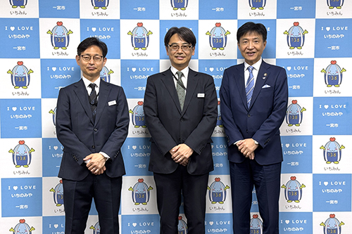 市長が記念撮影している写真