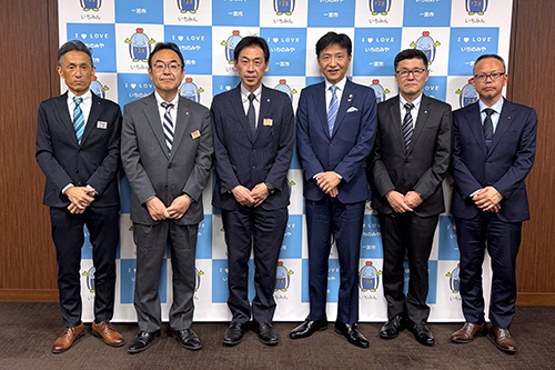 市長が記念撮影している写真