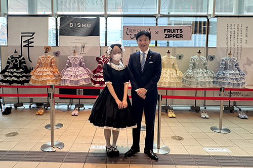 市長が記念撮影している写真