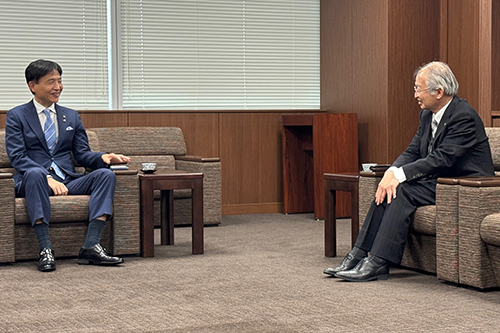 市長が歓談している写真