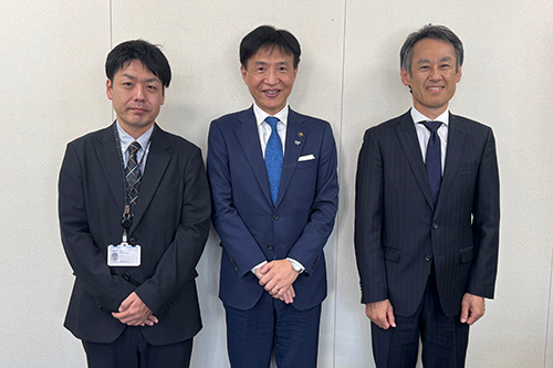 記念撮影している写真