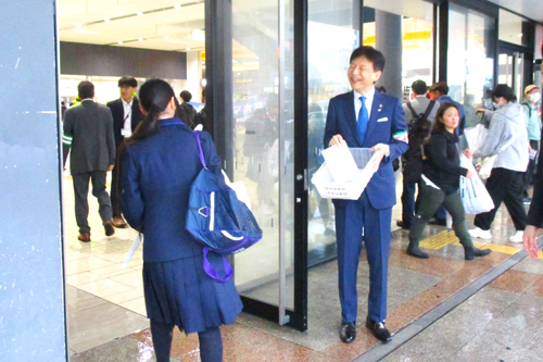 市長が街頭キャンペーンをしている写真