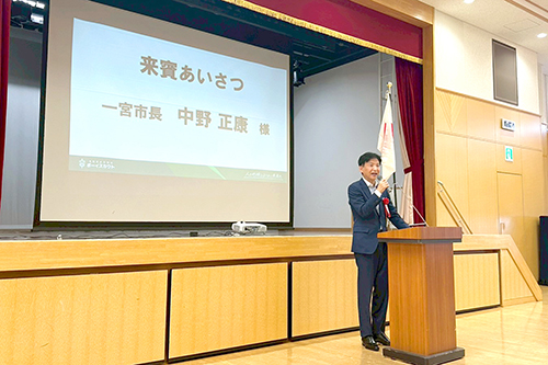 市長があいさつしている写真