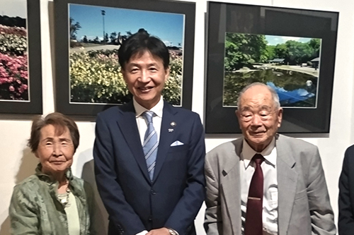 市長が観賞している写真