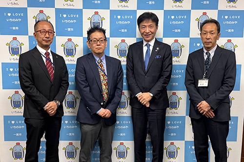 市長が記念撮影している写真