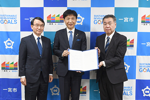 市長が記念撮影している写真