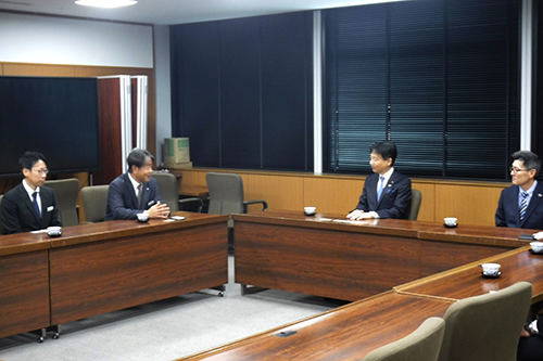 市長が歓談している写真