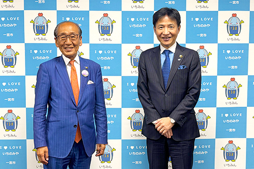 市長が記念撮影をしている写真