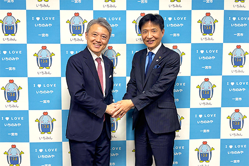 市長が記念撮影をしている写真