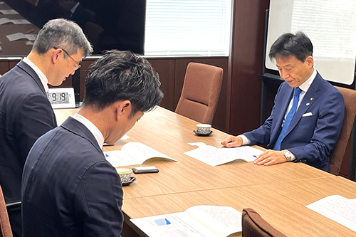 市長が説明を受けている写真