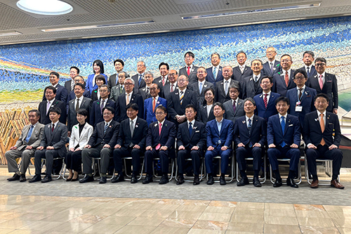 市長が記念撮影している写真