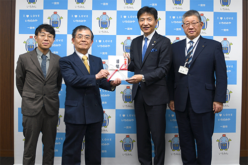 市長が記念撮影している写真